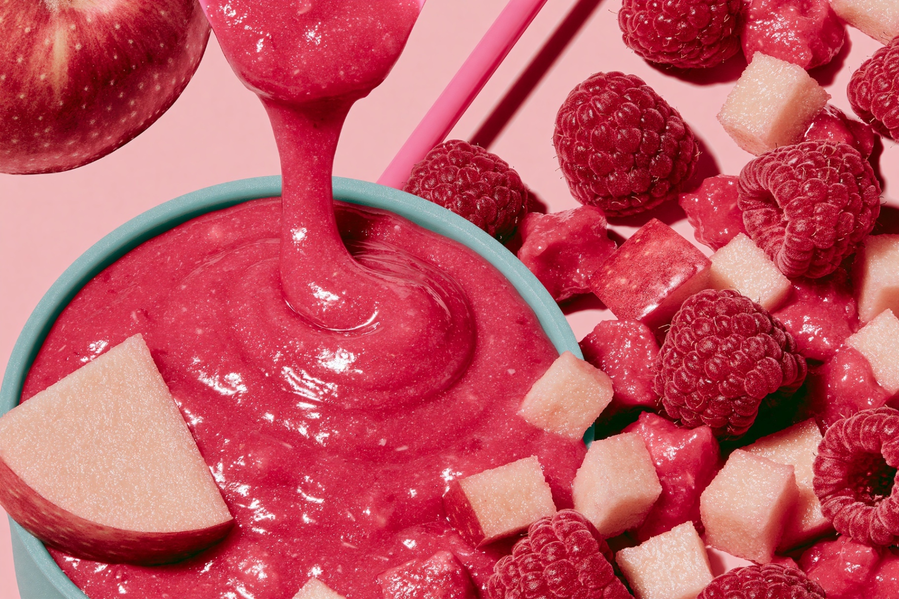 Compote pomme-framboise versée dans un bol
