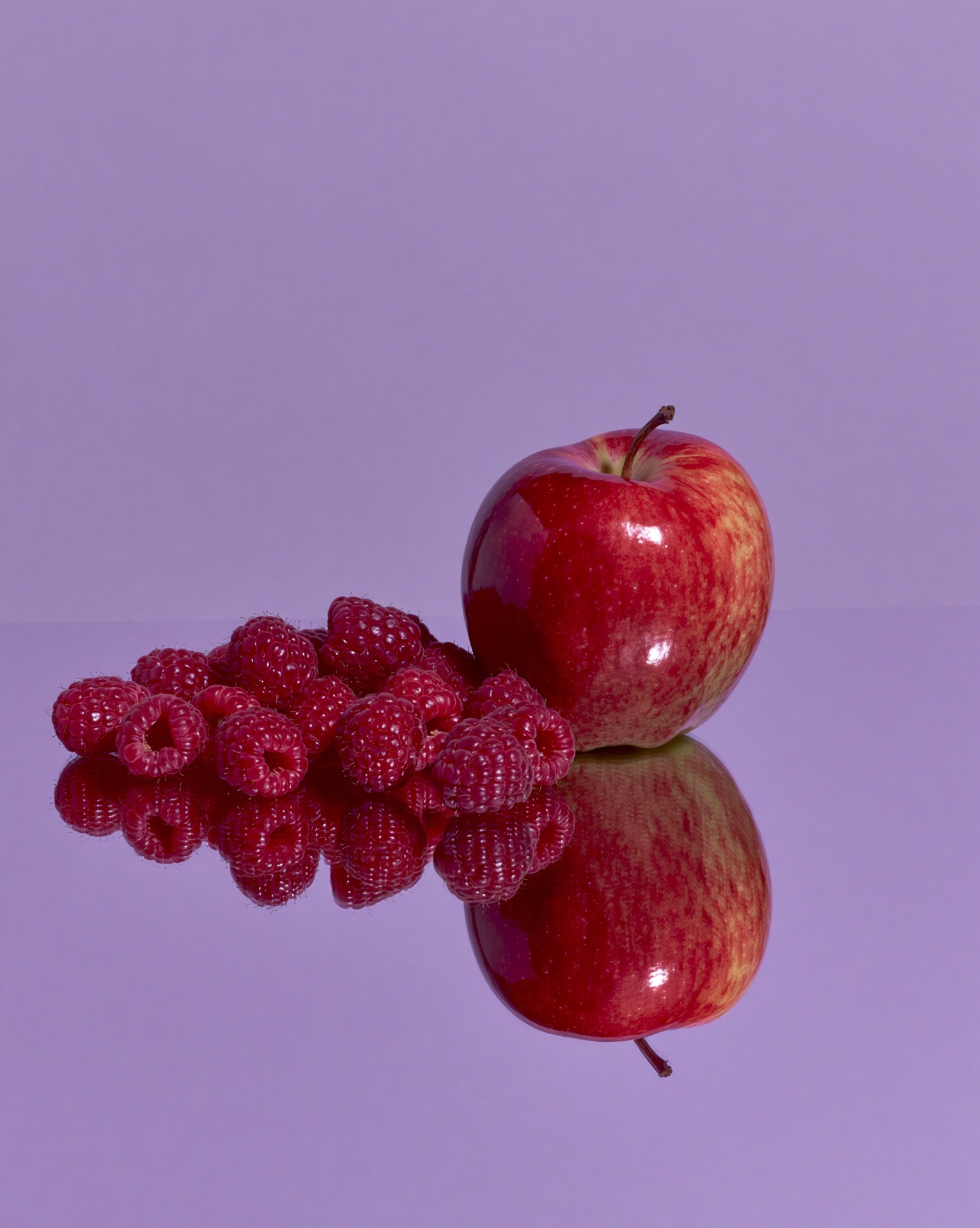 Pomme et framboises fraîches